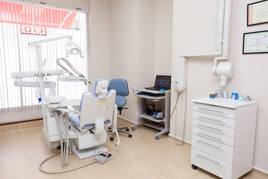 Gabinete amplio con ordenador